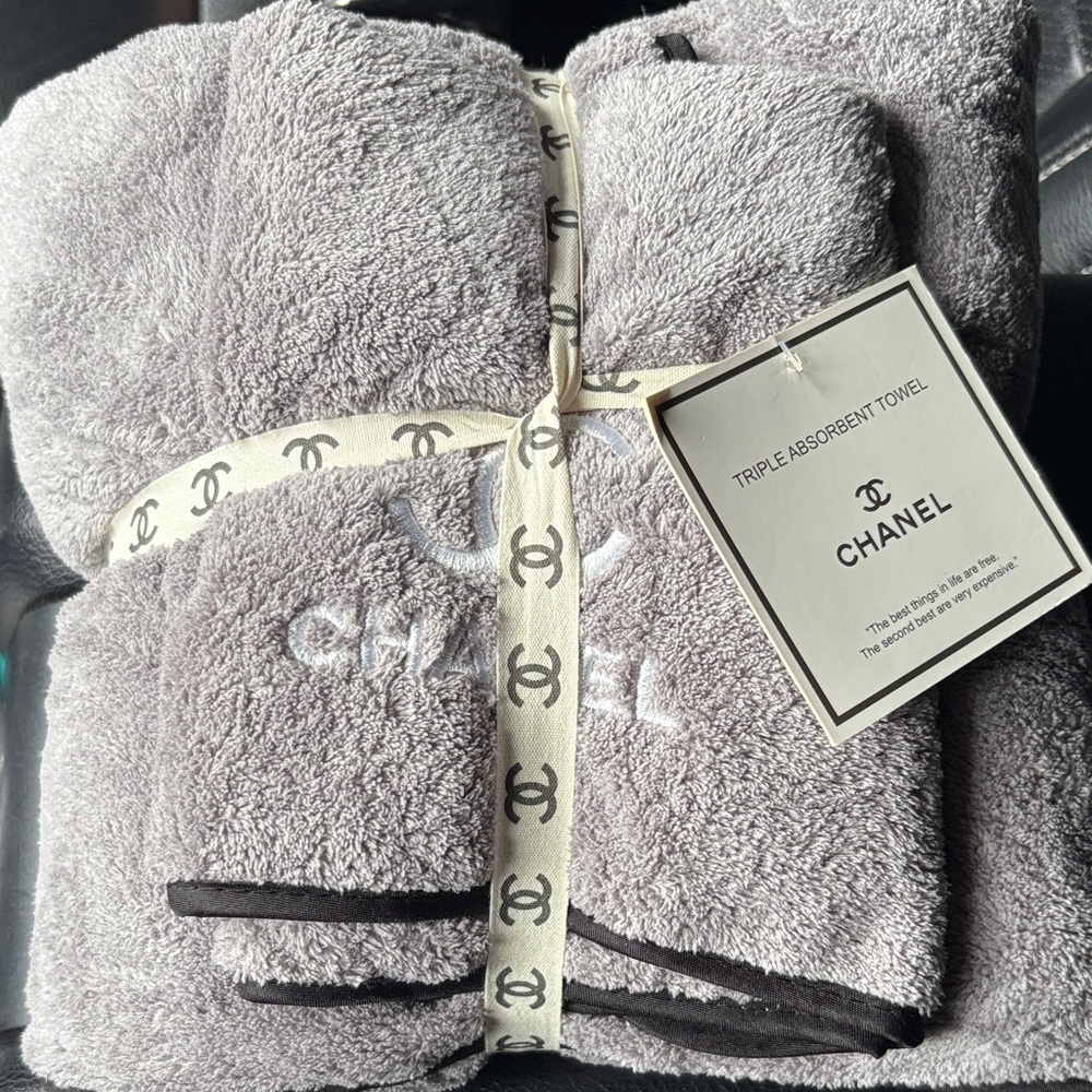 CHANEL Luxurious Gray Towel Set